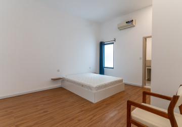 Duplex 5 Bedroom Renovated Apartment For Rent - Tonle Bassac, Phnom Penh thumbnail