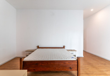 Duplex 5 Bedroom Renovated Apartment For Rent - Tonle Bassac, Phnom Penh thumbnail