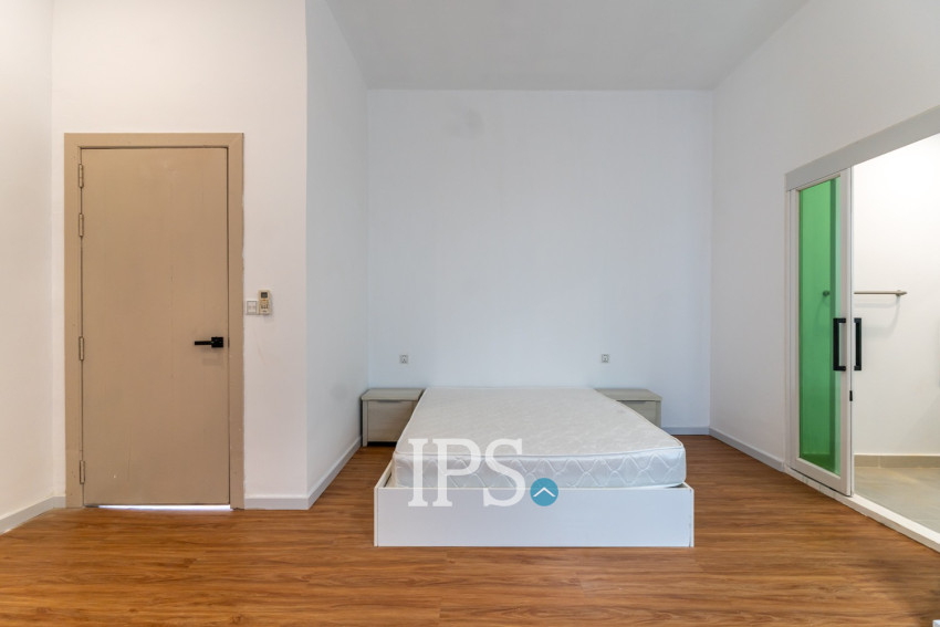 Duplex 5 Bedroom Renovated Apartment For Rent - Tonle Bassac, Phnom Penh
