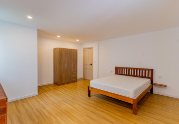 Renovated 3 Bedroom Apartment For Rent - Tonle Bassac, Phnom Penh thumbnail