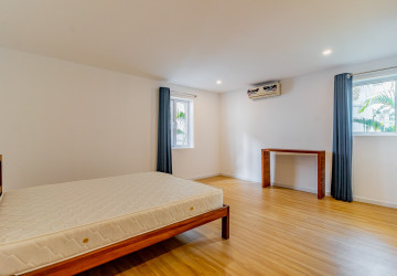 Renovated 3 Bedroom Apartment For Rent - Tonle Bassac, Phnom Penh thumbnail