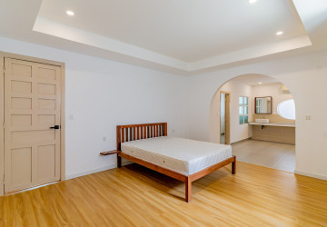 Renovated 3 Bedroom Apartment For Rent - Tonle Bassac, Phnom Penh thumbnail