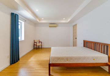 Renovated 3 Bedroom Apartment For Rent - Tonle Bassac, Phnom Penh thumbnail