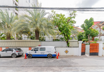 Renovated 3 Bedroom Apartment For Rent - Tonle Bassac, Phnom Penh thumbnail