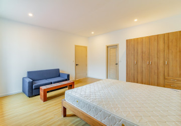 Renovated 3 Bedroom Apartment For Rent - Tonle Bassac, Phnom Penh thumbnail