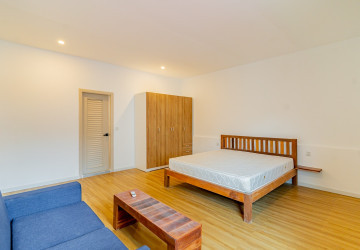 Renovated 3 Bedroom Apartment For Rent - Tonle Bassac, Phnom Penh thumbnail