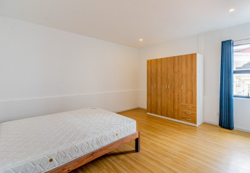 Renovated 3 Bedroom Apartment For Rent - Tonle Bassac, Phnom Penh thumbnail