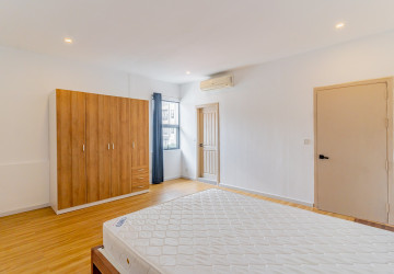 Renovated 3 Bedroom Apartment For Rent - Tonle Bassac, Phnom Penh thumbnail
