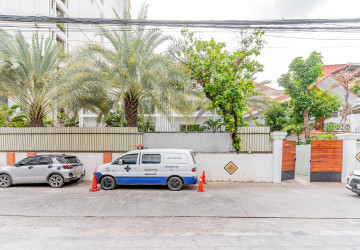 Renovated 3 Bedroom Apartment For Rent - Tonle Bassac, Phnom Penh thumbnail