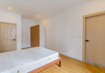Renovated 3 Bedroom Apartment For Rent - Tonle Bassac, Phnom Penh thumbnail