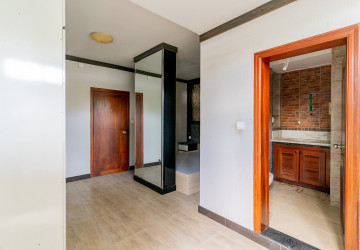 168 Sqm Shophouse For Rent - Tonle Bassac, Phnom Penh thumbnail