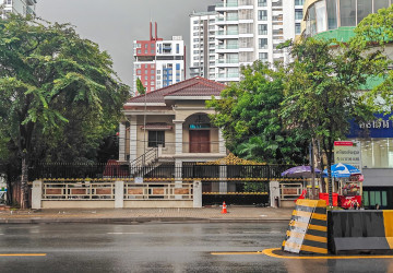8 Bedroom Villa For Rent - Tonle Bassac, Phnom Penh thumbnail