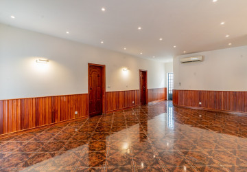 5 Bedroom Villa For Rent - Boeung Kak 1, Phnom Penh thumbnail