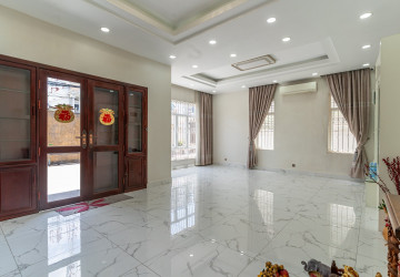 5 Bedroom Commercial Villa For Rent - Boeung Kak 1, Phnom Penh thumbnail