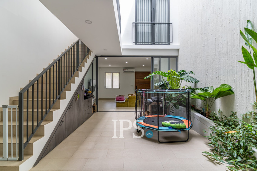 4 Bedroom  Townhouse For Rent - Veal Sbov, Phnom Penh