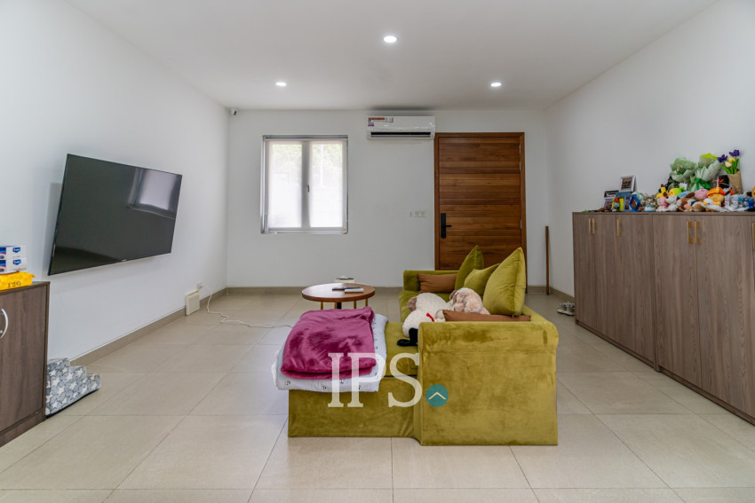 4 Bedroom  Townhouse For Rent - Veal Sbov, Phnom Penh
