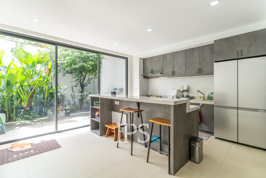 4 Bedroom  Townhouse For Sale in Veal Sbov, Phnom Penh