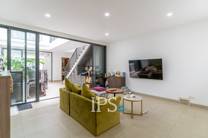 4 Bedroom  Townhouse For Sale in Veal Sbov, Phnom Penh