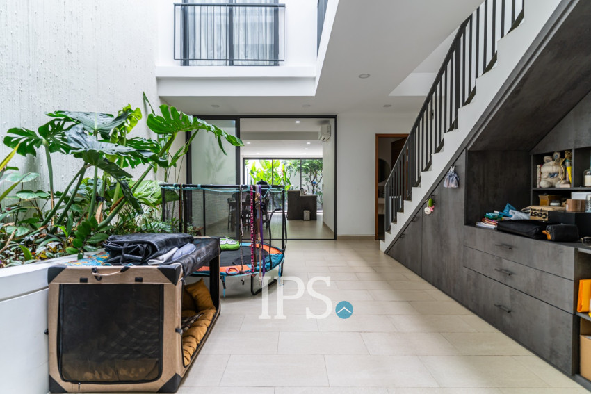 4 Bedroom  Townhouse For Sale in Veal Sbov, Phnom Penh