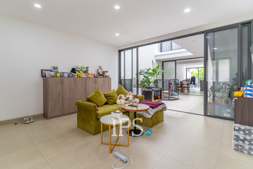 4 Bedroom  Townhouse For Sale in Veal Sbov, Phnom Penh