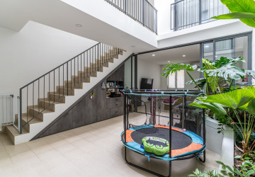 4 Bedroom  Townhouse For Sale in Veal Sbov, Phnom Penh thumbnail