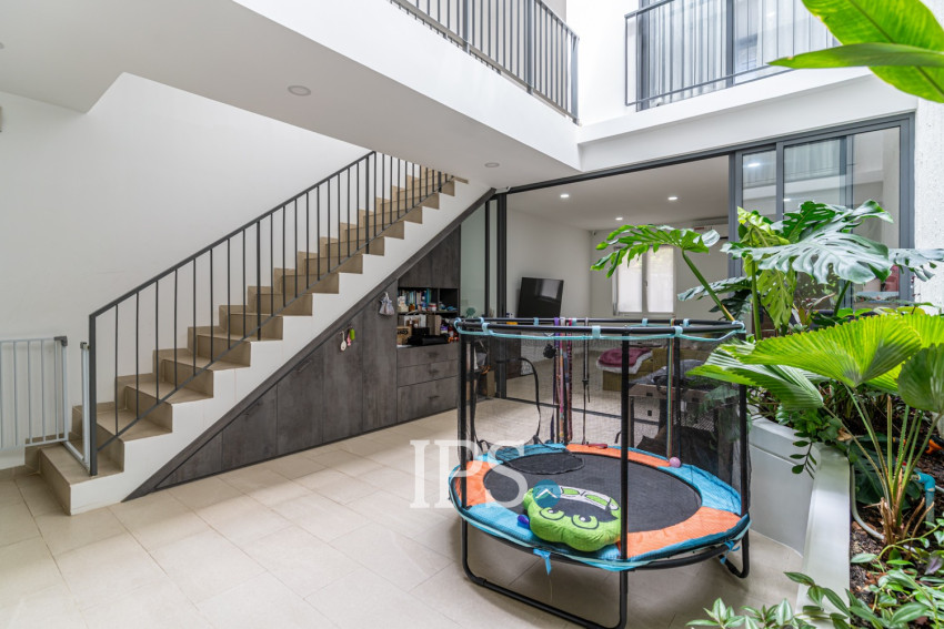 4 Bedroom  Townhouse For Sale in Veal Sbov, Phnom Penh