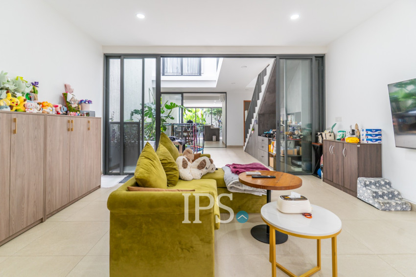 4 Bedroom  Townhouse For Sale in Veal Sbov, Phnom Penh
