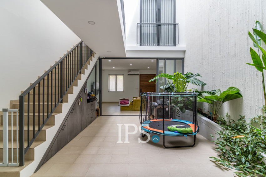 4 Bedroom  Townhouse For Sale in Veal Sbov, Phnom Penh