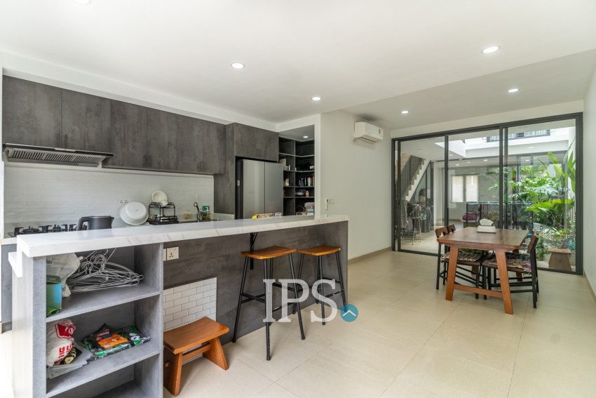 4 Bedroom  Townhouse For Sale in Veal Sbov, Phnom Penh