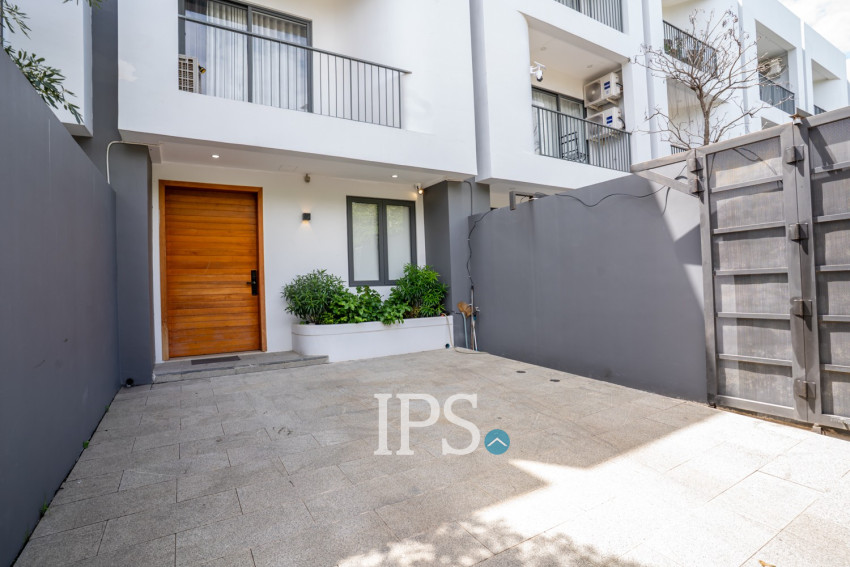 4 Bedroom  Townhouse For Sale in Veal Sbov, Phnom Penh