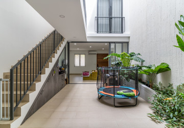 4 Bedroom  Townhouse For Sale in Veal Sbov, Phnom Penh thumbnail