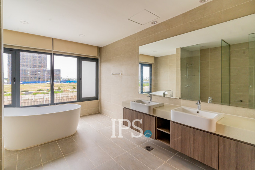 5 Bedroom Villa For Rent - Borey The Palms, Veal Sbov, Phnom Penh