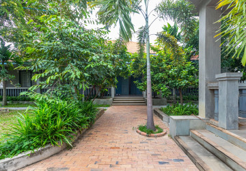 8 Bedroom Villa For Rent - Svay Dangkum, Siem Reap thumbnail