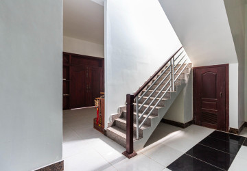 3 Bedroom House For Rent - Sangkat Siem Reap, Siem Reap thumbnail