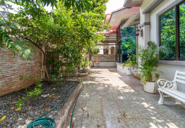 4 Bedroom Villa For Rent - Chroy Changvar, Phnom Penh thumbnail