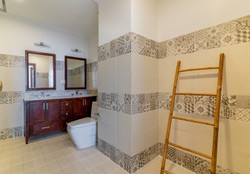 3 Bedroom Serviced Apartment For Rent - BKK1, Phnom Penh thumbnail