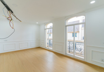 4 Bedroom Penthouse For Rent - Tonle Bassac, Phnom Penh thumbnail