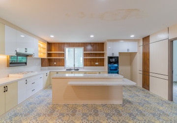 4 Bedroom Penthouse For Rent - Tonle Bassac, Phnom Penh thumbnail