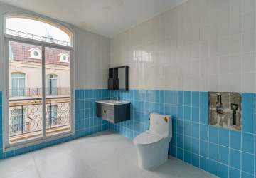 4 Bedroom Penthouse For Rent - Tonle Bassac, Phnom Penh thumbnail