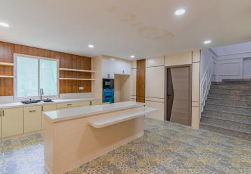 4 Bedroom Penthouse For Rent - Tonle Bassac, Phnom Penh thumbnail