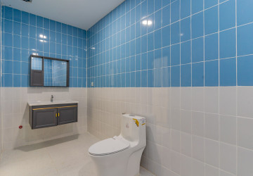 4 Bedroom Penthouse For Rent - Tonle Bassac, Phnom Penh thumbnail