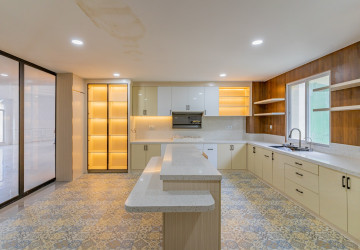 4 Bedroom Penthouse For Rent - Tonle Bassac, Phnom Penh thumbnail