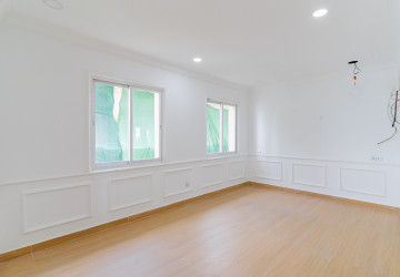 4 Bedroom Penthouse For Rent - Tonle Bassac, Phnom Penh thumbnail