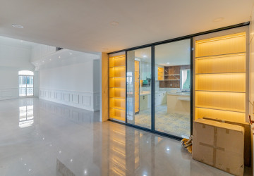 4 Bedroom Penthouse For Rent - Tonle Bassac, Phnom Penh thumbnail