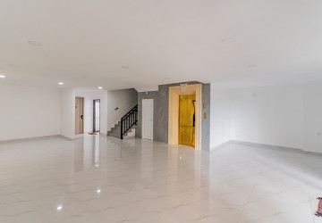 4 Bedroom Penthouse For Rent - Tonle Bassac, Phnom Penh thumbnail
