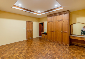 357 Sqm Commercial Villa and 4 Storey Building For Rent - Tonle Bassac, Phnom Penh thumbnail