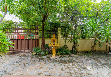 8 Room Commercial Villa For Rent - Phsar Derm Tkov, Phnom Penh thumbnail