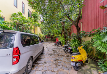 8 Room Commercial Villa For Rent - Phsar Derm Tkov, Phnom Penh thumbnail