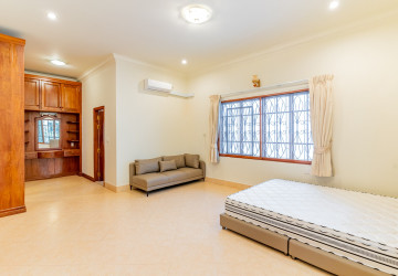5 Bedroom Villa For Rent - BKK1, Phnom Penh thumbnail
