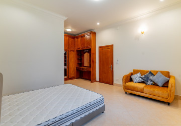 5 Bedroom Villa For Rent - BKK1, Phnom Penh thumbnail